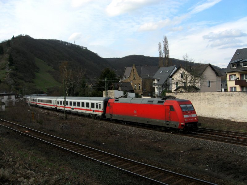 Eigentlich nicht mehr als ein SiBi, aber ich wollte es euch doch mal prsentieren. 101 039 ist am 28.03.2008 mit IC 2115 bei Boppard gen Sden unterwegs.