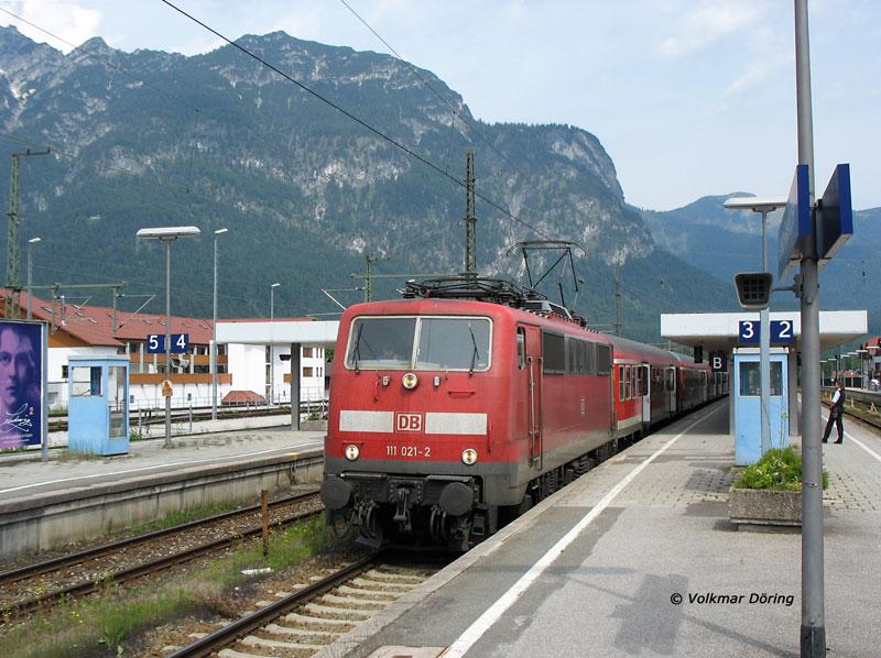 Eigentlich nicht zum Eisenbahnen fotografieren, sondern zum Wandern war ich nach GAP gekommen, aber man kann es eben nicht lassen: 111 021 mit RB 30611 Mnchen - Mittenwald in Garmisch-Partenkirchen, 16.06.2006

