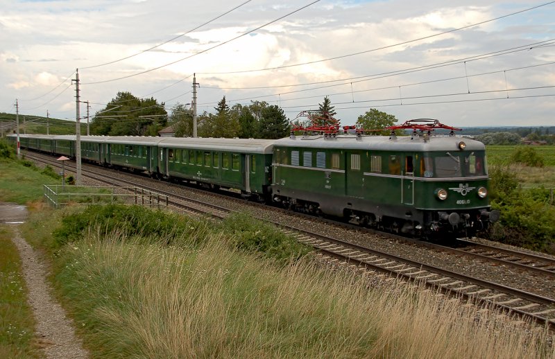 Eigentlich sollte die 1189.002 den Sonderzug von Wien nach Pfaffsttten bespannen, zum Einsatz kam leider nur die 4061.13 und das Wetter war auch eher bescheiden. Das Foto entstand am 10.08.2008 kurz nach dem Busserltunnel an der Sdbahn.