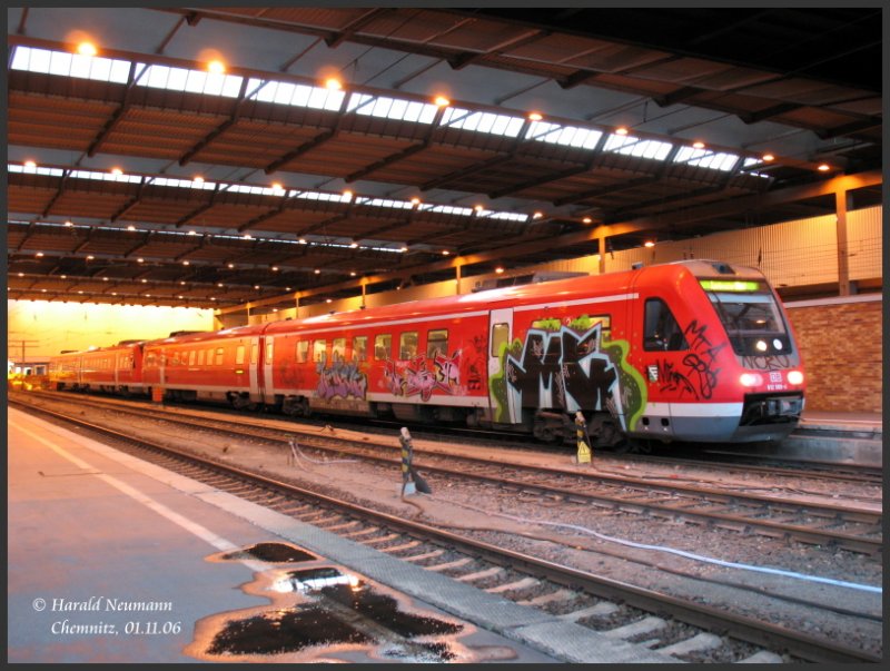 Eigentlich sollte es noch ein romantisches  CLEX -Bild werden. Aber irgendwie sieht der 612 569 mit der Beschmierung nicht so toll aus. RE17144 nach Leipzig im Bf Chemnitz, 01.11.06. 