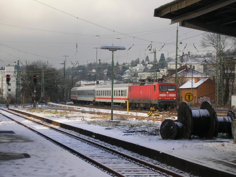 Eigentlich sollten hier jetzt statt 112er und Interregiowagen 146er mit Doppelstockwagen fahren.....Nachdem aber die 146er nach technischen Probleme (der Bremscomputer spinnt) erstmal raus sind und die Doppelstockwagen noch keine  Zulassung haben, fahren die alten Garnituren halt weiter....Hier eine anonyme 112 mit einem IRE nach Stuttgart bei der Einfahrt in Pforzheim HBF. (18.12.05)