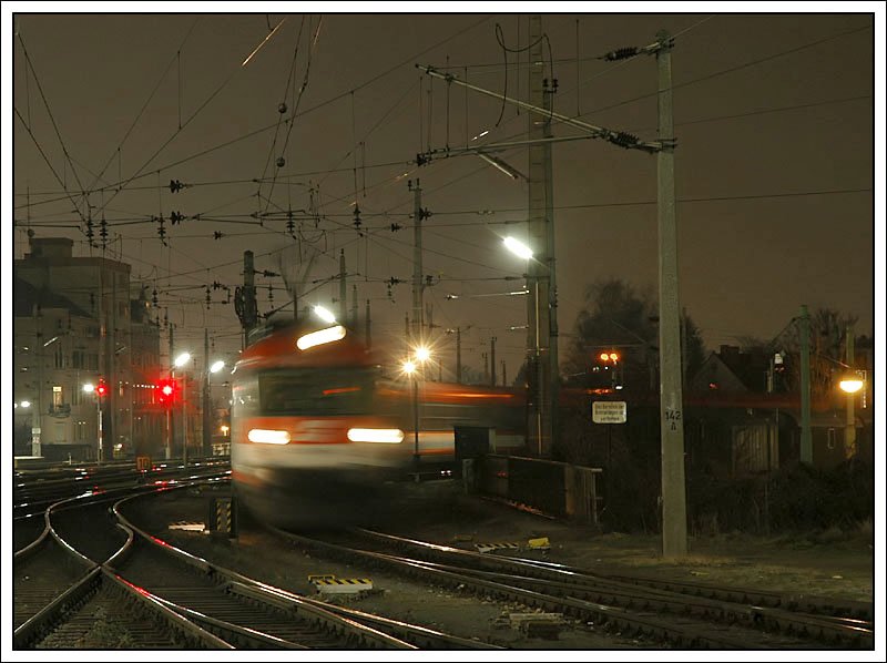 Eigentlich wollte ich diesen Triebwagen der Reihe 4010 bei Stillstand fotografieren, aber whrend der Belichtung setzte er sich Richtung Traktion in Bewegung. Grazer Hauptbahnhof am 22.2.2007