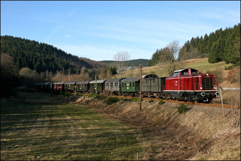 Eigentlich wollte ich ihn ganz woanders erwischen..... 212 007 erklimmt vor Winterberg (Westf) mit dem DPE 88003 aus dem Ruhrgebiet die Steigung vor dem Zielbahnhof. (26.01.2008) 