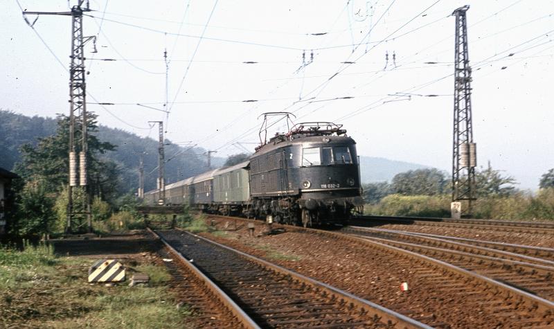 Eigentlich wollte ich die Schubloks der Reihe 194 ablichten hier in Laufach aber eine E 18 war ja auch nicht zu verachten die hier am Standplatz der Schub-Loks vorbeifhrt im Sommer 72 