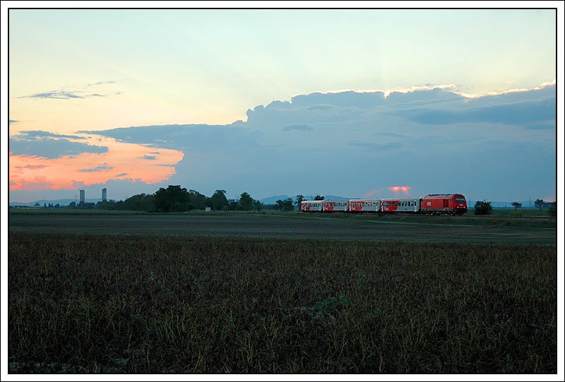 Eigentlich wollten wir einen schnen Sonnentuntergang einfangen, aber diese Wolke hat uns am 25.8.2007 im Marchfeld einen Strich durch die Rechnung gemacht. Lediglich ein kleines Loch war in der Wolke, durch die einige Strahlen durchdringen konnten. Das Foto zeigt REX 2539 von Bratislava nach Wien zwischen Glinzendorf und Raasdorf.