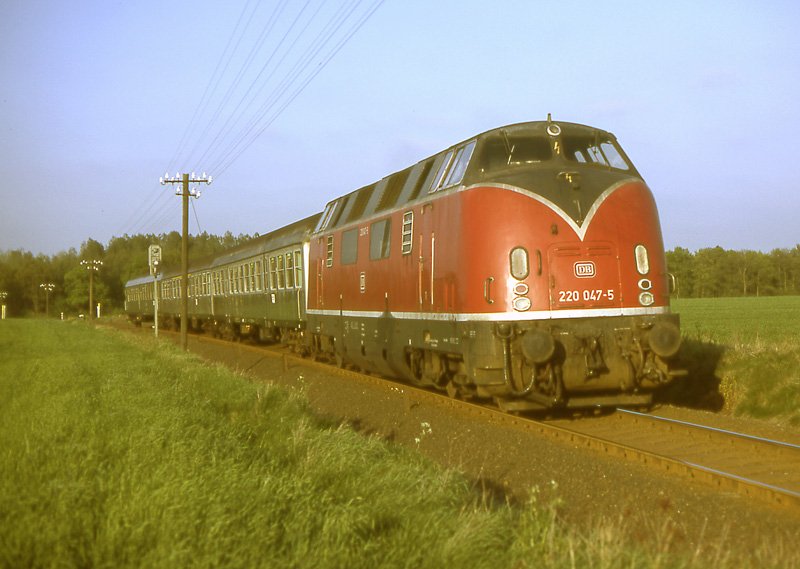 Eilzug Hamburg - Bremerhaven mit 220 047 bei Deinste im Mai 1980