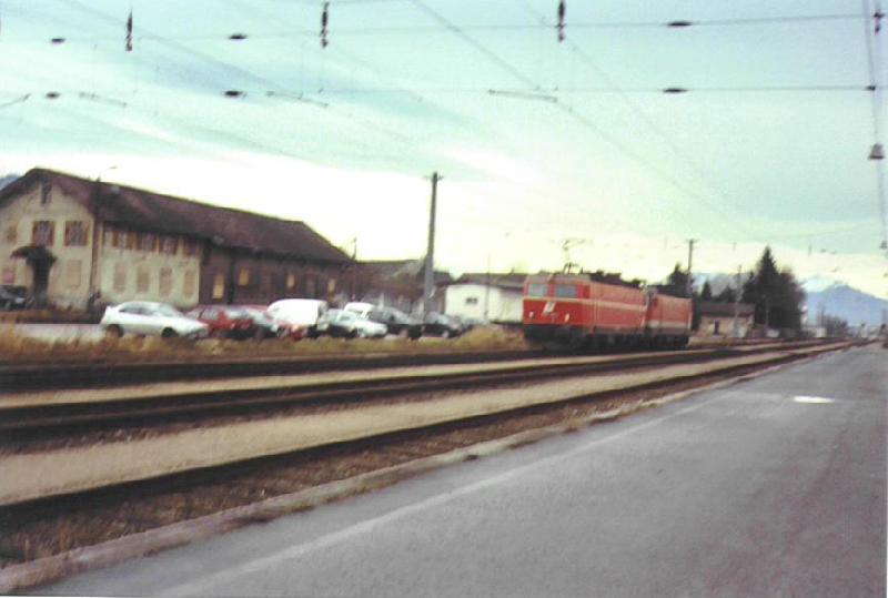 Ein 1044 Tandem fhrt am 31.12.02 in Dornbirn durch