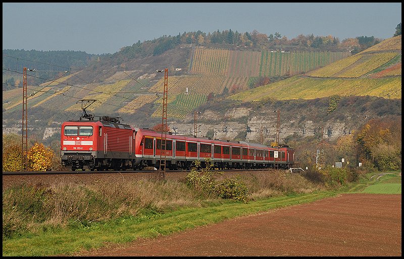 Ein 112er-Sandwich ist auf der Fahrt nach Wrzburg Hbf. Aufgenommen am 25.Oktober 2008 bei Himmelstadt.