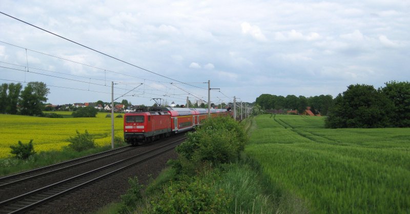 Ein 112er Sandwich passiert am 16.05.09 mit RE 21425 L�beck Hbf - Hamburg Hbf die Felder hinter Reinfeld (Holst.) und f�hrt nun �ber Bad Oldesloe Richtung Hamburg Hbf.