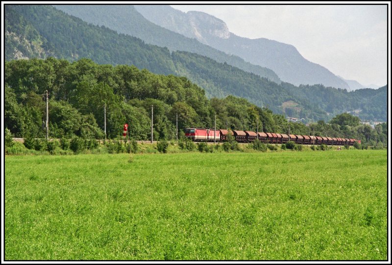 Ein 1144er Tandem bringt einen Ganzzug aus Schwenkdachwagen von Deutschland nach Italien. Hier ist der Zug bei Stans b. Schwaz am 17.06.05 zusehen