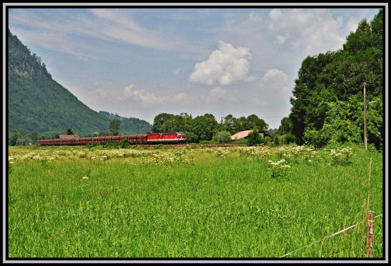 Ein 1144er Tandem bringt einen Ganzzug mit Kalk nach Kirchbichel. Aufgenommen bei Niederaudorf.