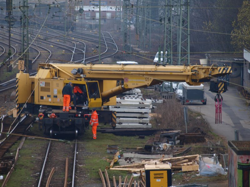 Ein 125 to. Gleisbauschienenkran KRC 810T der DB Netz AG Instandsetzung wird fr den einbau von Weichen vorbereitet.