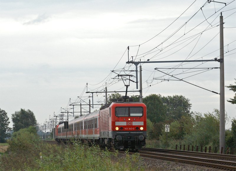Ein 143er-Sandwich am 18.08.2008 mit einer RB nach Itzehoe nahe Glckstadt.