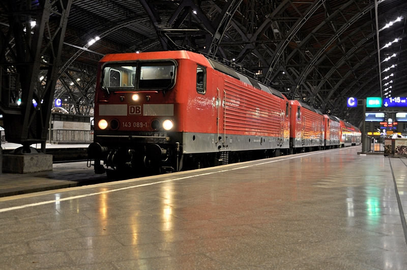 ein 143er-Trio gef�hrt von 143 089 am fr�hen Morgen mit einer Doppelstockeinheit am 26.07.09 im Leipziger Hbf