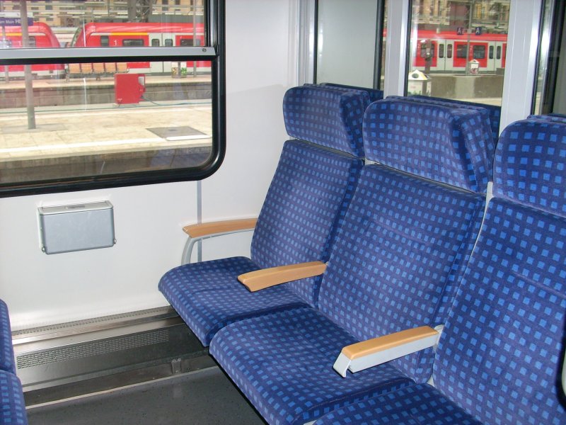 Ein 1.Klasseabteil in einem modernisierten n-Wagen auf der Reginalexpress-Strecke Frankfurt(M) Hbf-Mannheim Hbf. Im Hintergrund sieht man eine Doppeltraktion ET423