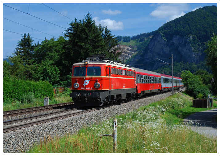 Ein 1X42ger Paradies ist zur Zeit die Sdbahn zwischen Wien und Graz, respektive teilweise auch bis zum Grenzbahnhof zu Slowenien, Spielfeld-Stra. Nach langer Zeit machte ich deshalb am 29.7.09 mit zwei Kollegen eine kleine Fototour nrdlich von Graz. 1142 682 ist sicher eine der schnsten Altlack 1X42er mit Pflatsch, die wir in sterreich noch haben. Die Aufnahme zeigt OIC 555  SUPERFUND  von Wien nach Graz und entstand in Deutschfeistritz.