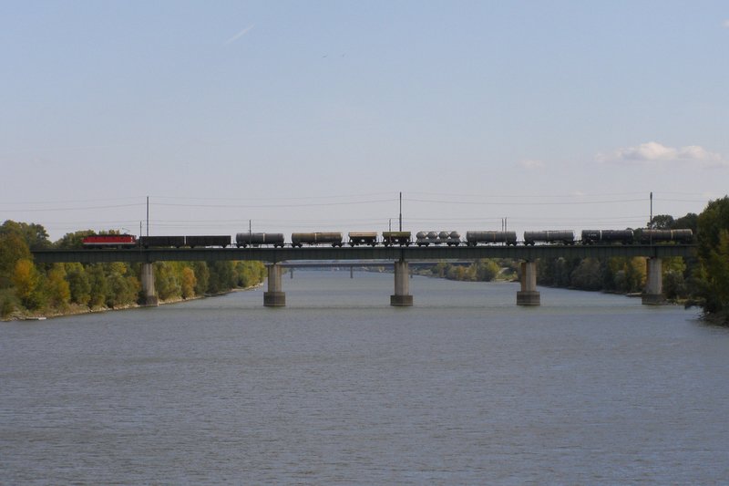 Ein 1x44 berquert bei Wien Lobau die neue Donau. Aufgenommen am 13.10.2007