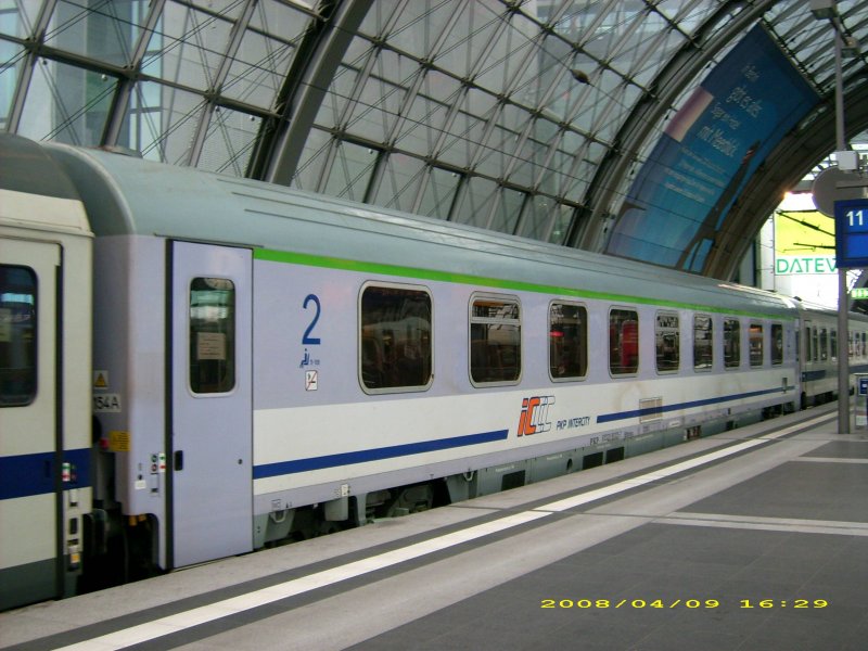 Ein 2.-Klasse-Wagen, eingereiht im Berlin-Warschau-Express, steht am 09.04.08 im Berliner Hbf.