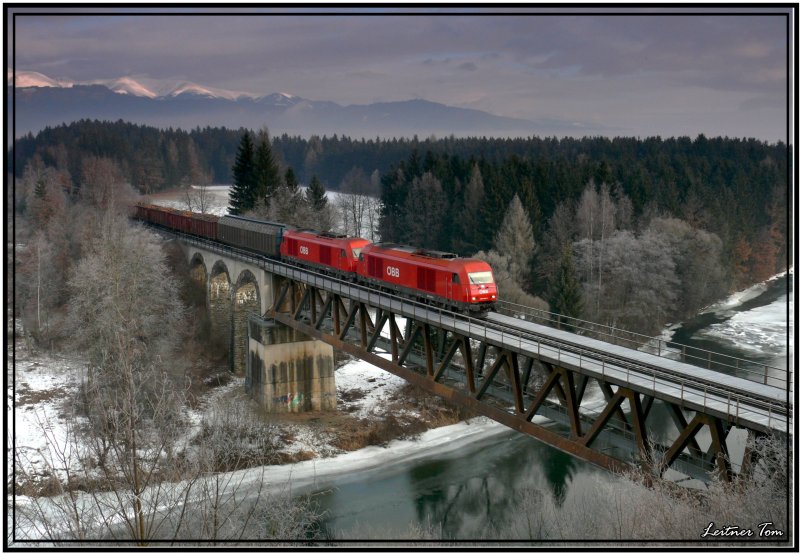 Ein 2016 Tandem fhrt mit einem Holzzug nach Frantschach im Lavanttal.
Fotografiert auf der Murbrcke bei Zeltweg 
7.1.2008