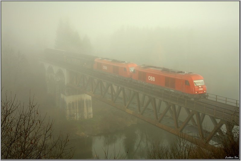 Ein 2016er Tandem fhrt im dichten Nebel mit Gterzug 55555 ber die Murbrcke bei Zeltweg.
17.11.2008