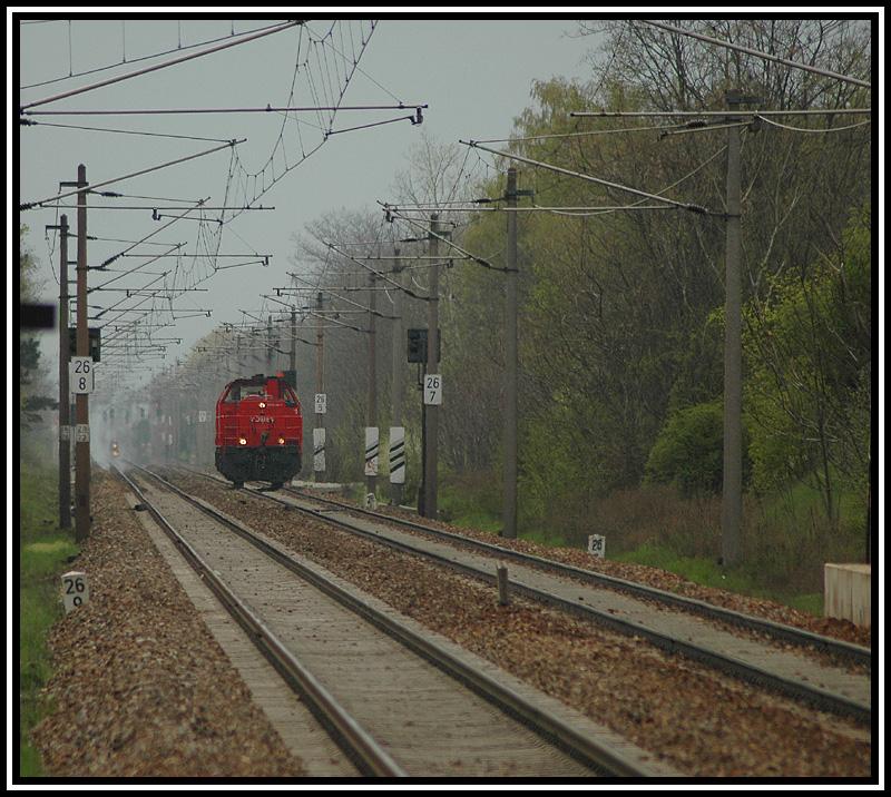 Ein 2070er Tandem kurz vor der Durchfahrt der Haltestelle Silberwald auf der Nordbahn am 23.4.2006