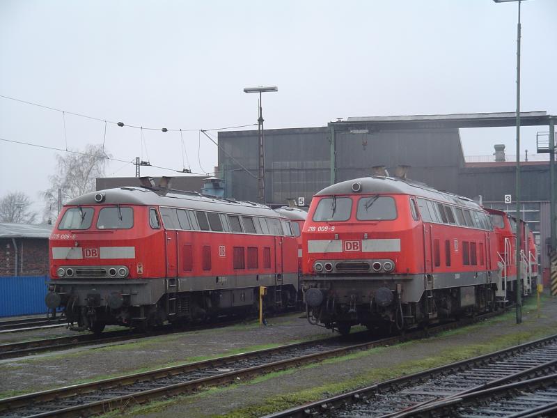 Ein 215 und ein 218 nebeneinander. Oberhausen Osterfeld, 19 marz 2005.