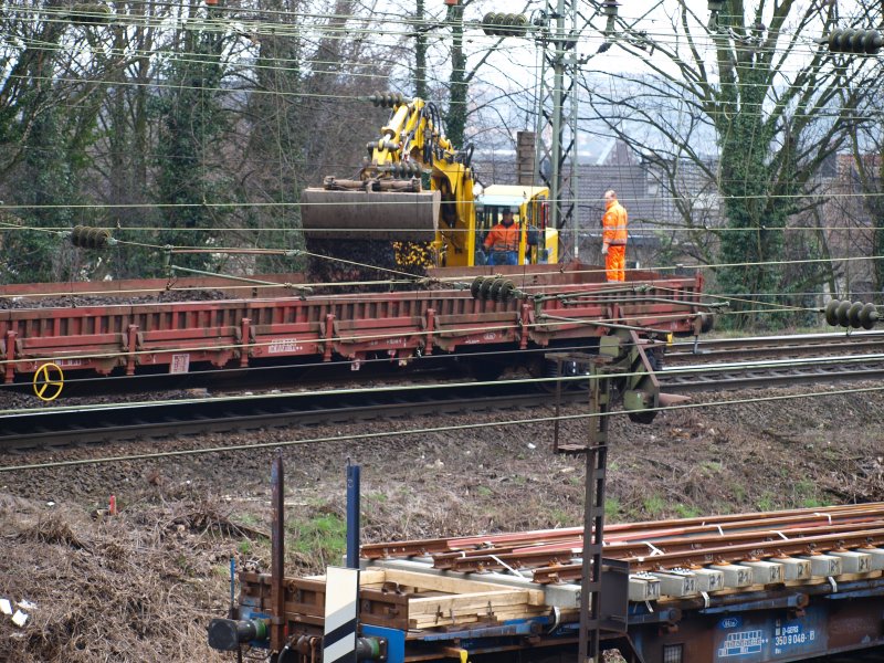Ein 2Wegebagger hebt das alte Gleisbett aus, die neue Weiche liegt auf dem Waggon im vordergrund des Bildes. Das ganze konnte man am 22.03.2009 am Westbahnhof Aachen an der Strecke Richtung Belgien sehen, die fr heute gesperrt ist.