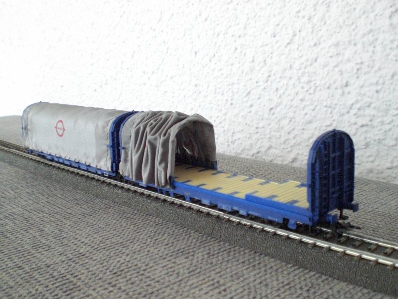 Ein 3 achsiger Schiebeplanen-Gelenkwagen von Electrotren. Der Wagen hat eine Stoffplane, die sich ffnen lsst.