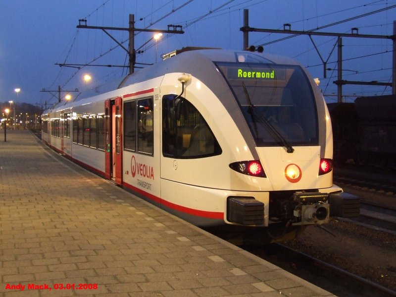 Ein 3-teiliger Stadtler GTW, der Veolia, nach Roermond steht im Bahnhof Venlo zur Abfahrt bereit. (03.01.2008)