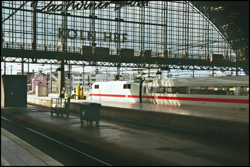 Ein 401er steht auf Gleis 5 am 27.05.0 im Klner Hauptbahnhof.