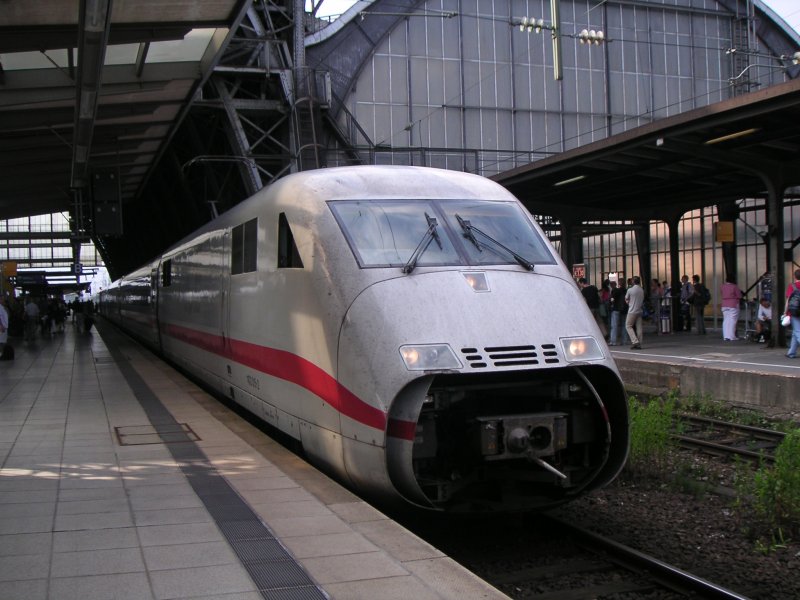 Ein 402 als ICE 633 stehend im Bremer Hbf um in wenigen Minuten den Bahnhof zu verlassen und in Richtung Hannover abzufahren. In Hannover triift er auf ICE 683 aus Hamburg-Altona. Von dort aus fahren sie zusammen dann nach Mnchen (11.07.06)