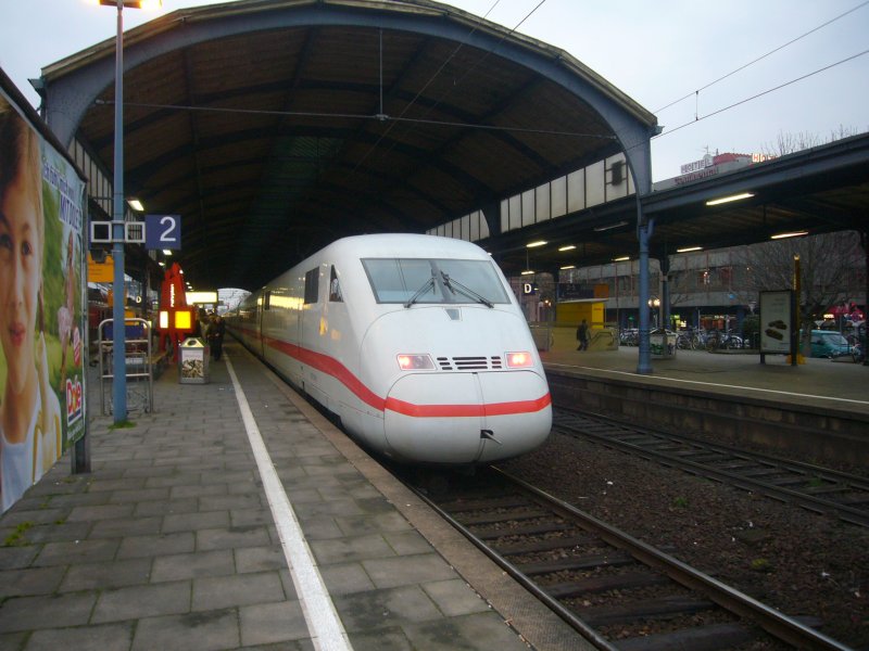 Ein 402 mit Taufnamen  Essen  steht gerade als ICE 558 aus Berlin Ostbahnhof  in Bonn Hbf, und wird in krze als ICE 655 wieder zurck fahren. Aufgenommen am 24.03.07