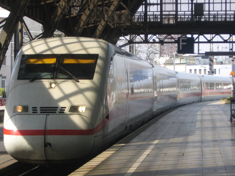 Ein 402 trifft als ICE 651 von Bonn nach Berlin Ostbahnhof im Klner Hbf ein. Aufgenommen am 06.04.07
