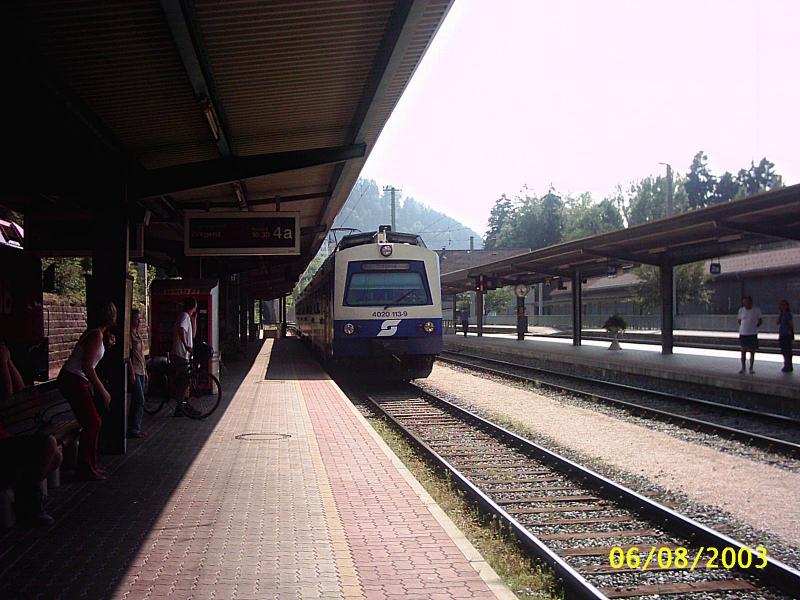 Ein 4020 Triebwagen f�hrt am 6.8.03 als Regionalzug auf Gleis 4 in Feldkirch ein.