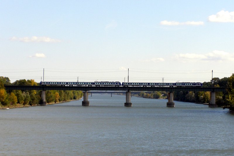 Ein 4020er Doppel berquert bei Wien Lobau die neue Donau. Aufgenommen am 13.10.2007