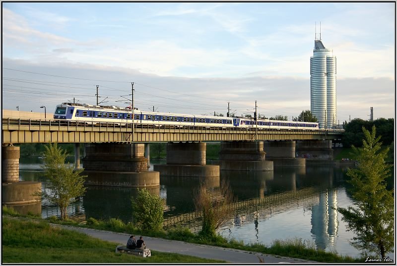 Ein 4020er Tandem berquert die Nordbahnbrcke in Wien.Im Hintergrund ist der Millennium Tower zu sehen. 
23.05.2008