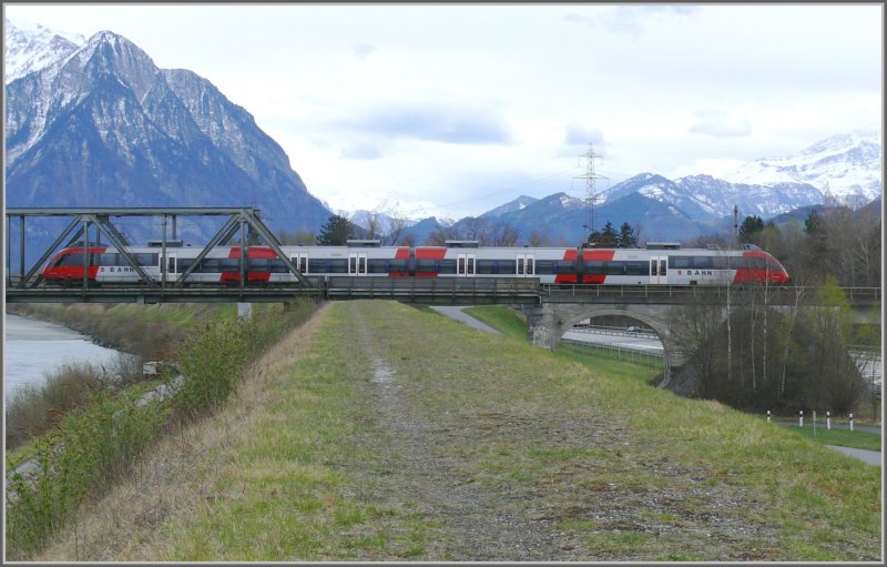 Ein 4024er aus Buchs SG hat soeben die N13 berquert und fhrt sogleich ber den Rhein ins Frstentum Lichtenstein und weiter nach Feldkirch. Blickrichtung Sd auf Flscherberg, Pizol und Calanda. (09.04.2008)