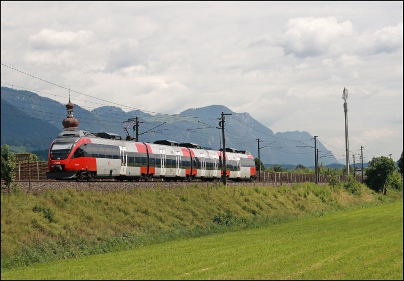 Ein 4024er ist bei Rattenberg-Kramsach als R 5113 auf dem Weg nach Telfs-Pfaffenhofen. (05.07.2008)
