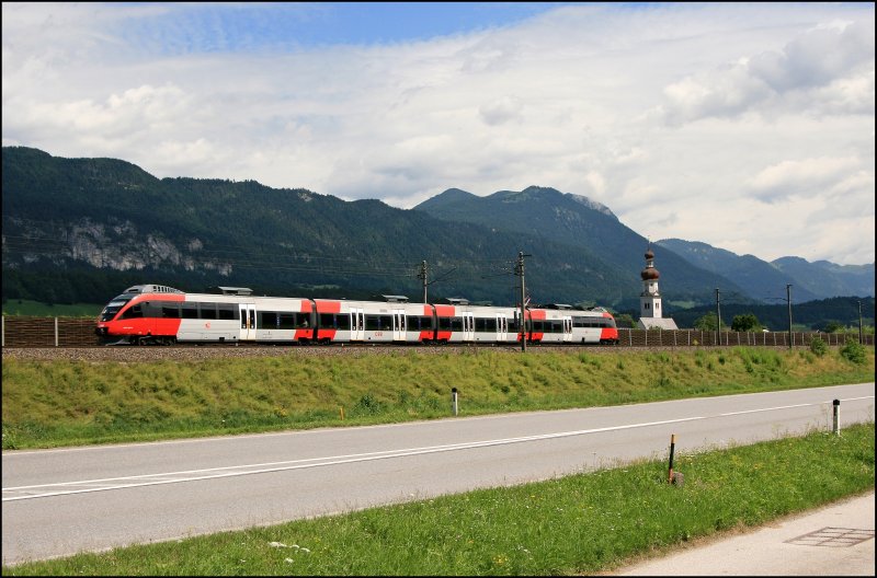 Ein 4024er ist bei Rattenberg-Kramsach als R 5113 auf dem Weg nach Telfs-Pfaffenhofen. (05.07.2008)
