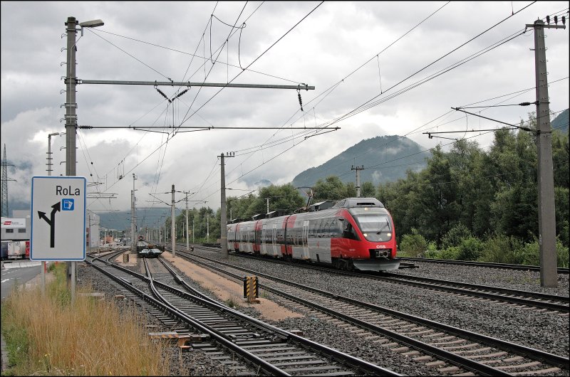 Ein 4024er ist bei Wrgl als R 5107 von Rosenheim nach Telfs-Pfaffenhoffen unterwegs. (04.07.2008)

