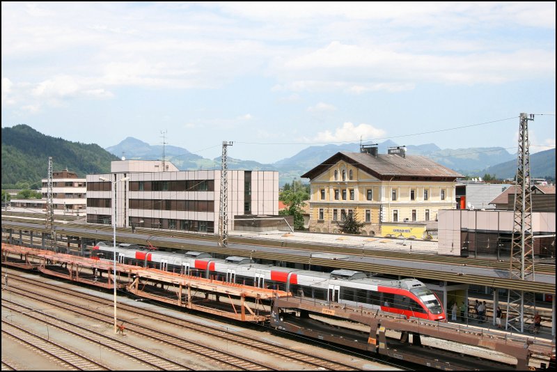 Ein 4024er ist soeben als RB 5119 von Rosenheim in den Bahnhof Kufstein eingefahren und wird nach einem kurzen Aufenthalt weiter als R 5119 nach Innsbruck fahren. Aufgenommen am 25.06.07