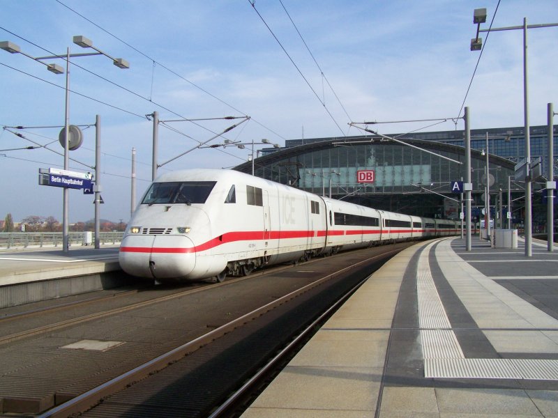 Ein 402er im Bahnhof Berlin Hbf. Der Zug fuhr von Berlin Ostbahnhof nach - ein Zugteil nach Kln/Bonn-Flughafen, zweiter Zugteil nach Kln Hbf. Aufgenommen am 29.Oktober 2007 in Berlin Hbf.