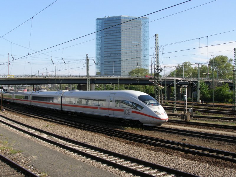 Ein 403 fhrt ende April vor dem Mannheimer Victoria Turm vor meine Kamera