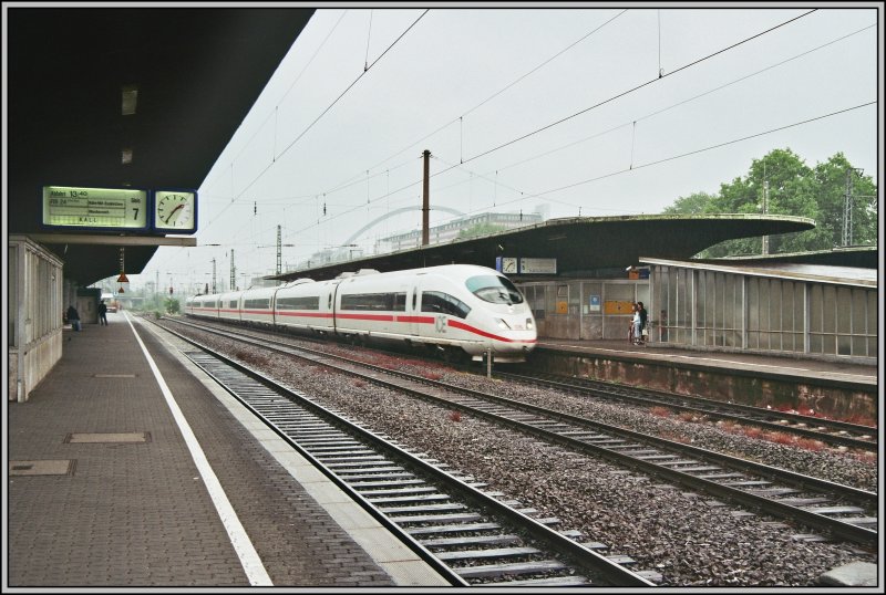 Ein 403er durchfhrt am 27.05.07 als ICE724 von Mnchen nach Kln den Bahnhof Kln-Messe/Deutz.