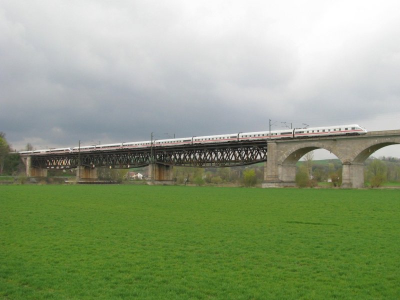 Ein 411er und ein 415er berqueren am 15.4.2008 als ICE 23 die Donaubrcke bei Regensburg.