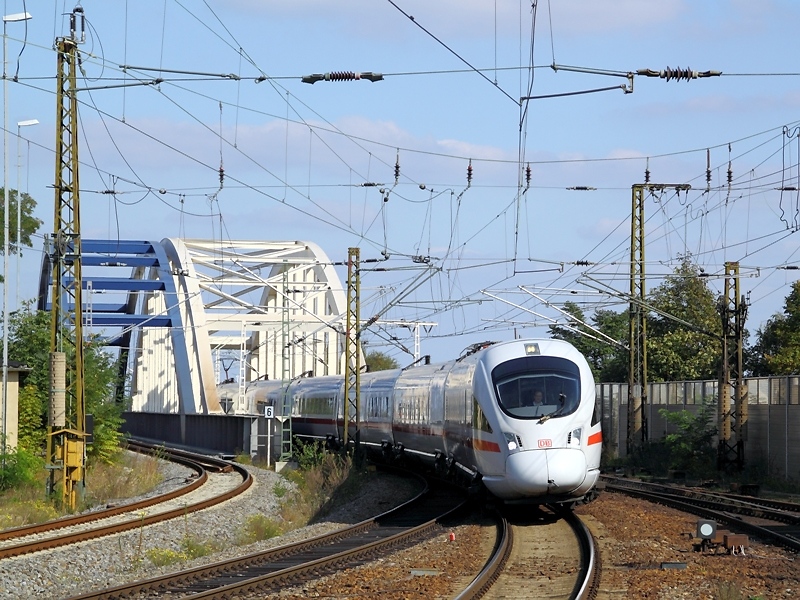 Ein 411er erreicht am 26.9.2009 als ICE 1546 nach Frankfurt Flughafen den Bahnhof Riesa.