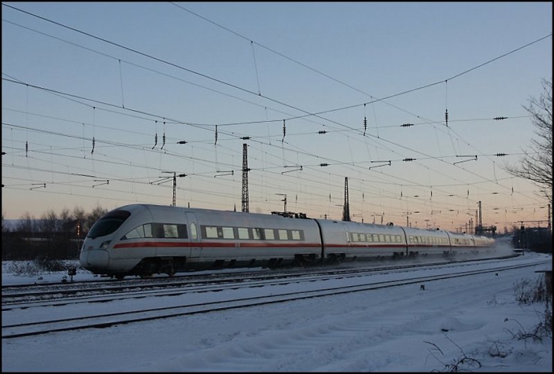 Ein 411er legt sich als ICE 27, Dortmund Hbf - Wien Westbahnhof, bei Bochum-Ehrenfeld in die Kurve. (06.01.2009)

