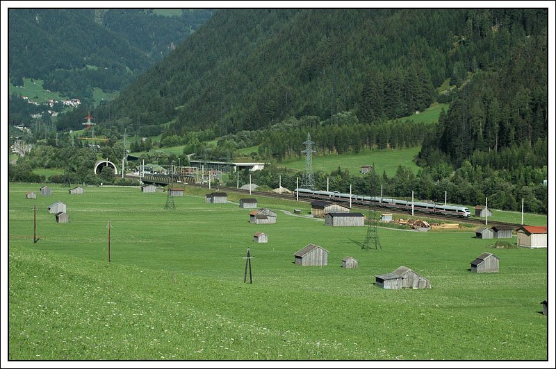 Ein 411er unterwegs als ICE 661   Vorarlberg   von Bregenz nach Wien West. Aufgenommen am 25.7.2007 bei Schnann im tiroler Stanzertal. Die BB haben zwar 3 411er gekauft, die als 4011 unterwegs sind, trotzdem kommen aber sehr oft 411er der DB zum Einsatz. Da es sich hier um einen innersterreichischen Zug handelt, speichere ich dieses Foto unter die sterr. Kategorie 4011.