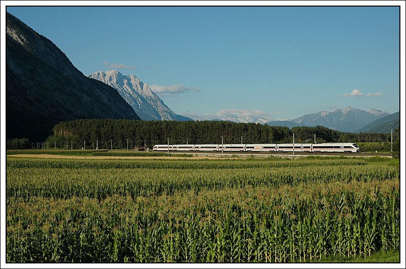 Ein 411er unterwegs als ICE 661   Vorarlberg   von Bregenz nach Wien West. Aufgenommen am 25.7.2007 nchst Haiming im Oberinntal.

Die BB haben zwar 3 411er gekauft, die als 4011 unterwegs sind, trotzdem kommen aber sehr oft 411er der DB zum Einsatz. Da es sich hier um einen innersterreichischen Zug handelt, speichere ich dieses Foto unter die sterr. Kategorie 4011.