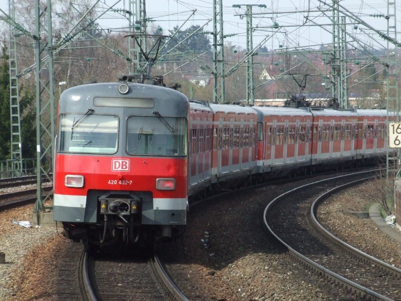 Ein 420 Vollzug verlsst Rohr in Richung Stuttgart auf der S2 im Juli 2006. In Stuttgart werden in den 420ern am Zugende keine Zugrichtungen reingekurbelt, da sie beim Durchfahren des Kehrtunnels Schwabstrasse nicht gendert werden knnten. Darum lsst man sie einfach ganz weg, auch auf den Routen, die nicht in der Schwabstrasse enden um ein einheitliches Bild zu schaffen.